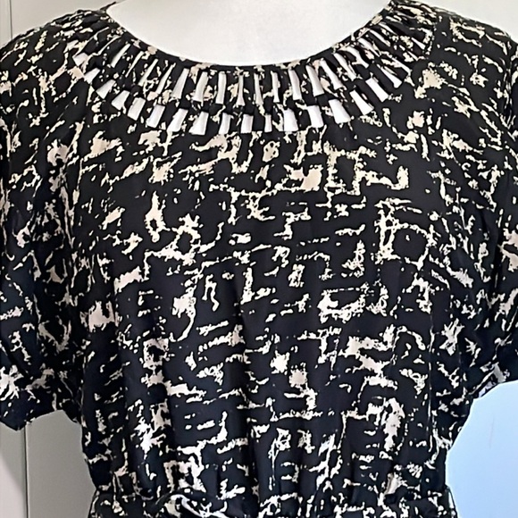 Mossimo Black Abstract Cut-Out Neck Line Lightweight Elastic Waist Pockets Dres - Picture 2 of 11